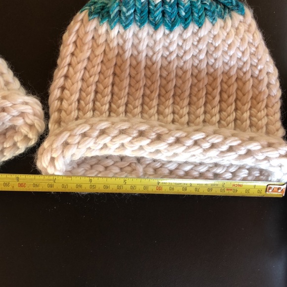 Two hand knitted hats - Picture 6 of 6